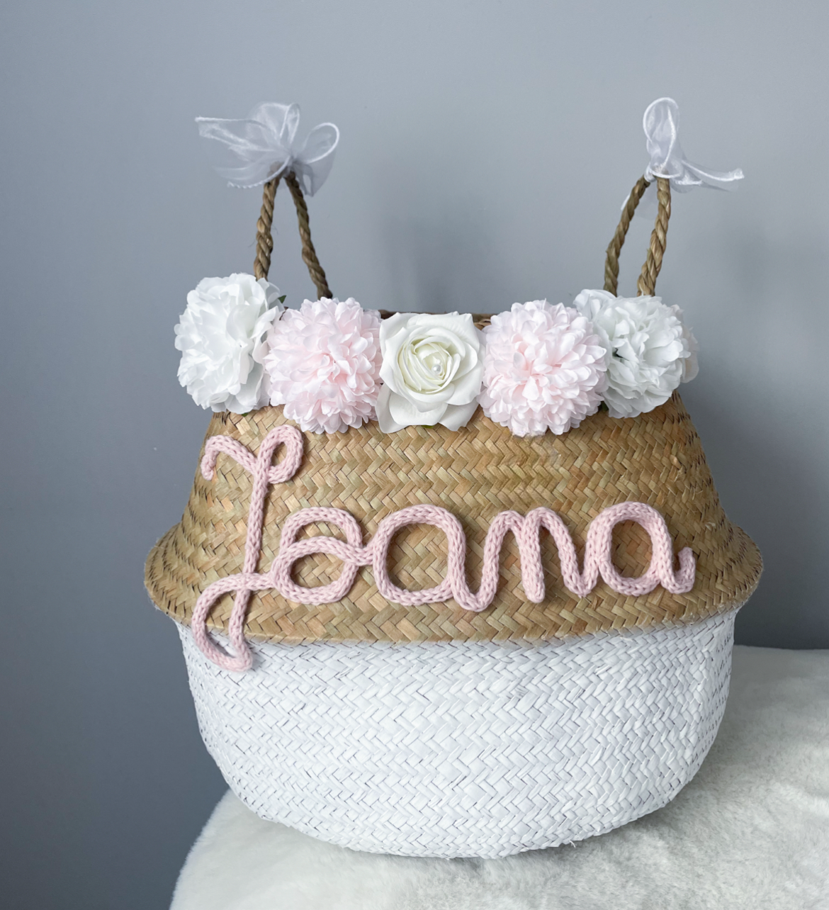 Panier en osier fleurs claires