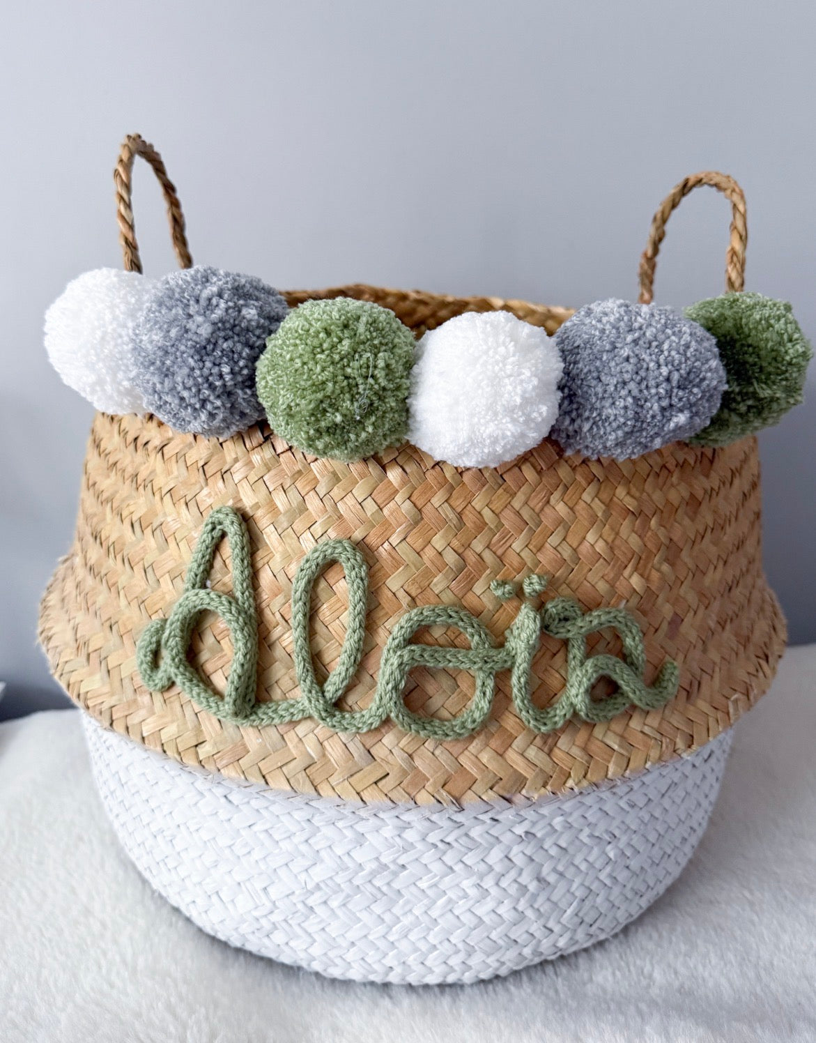 Panier en osier prénom vert et pompons