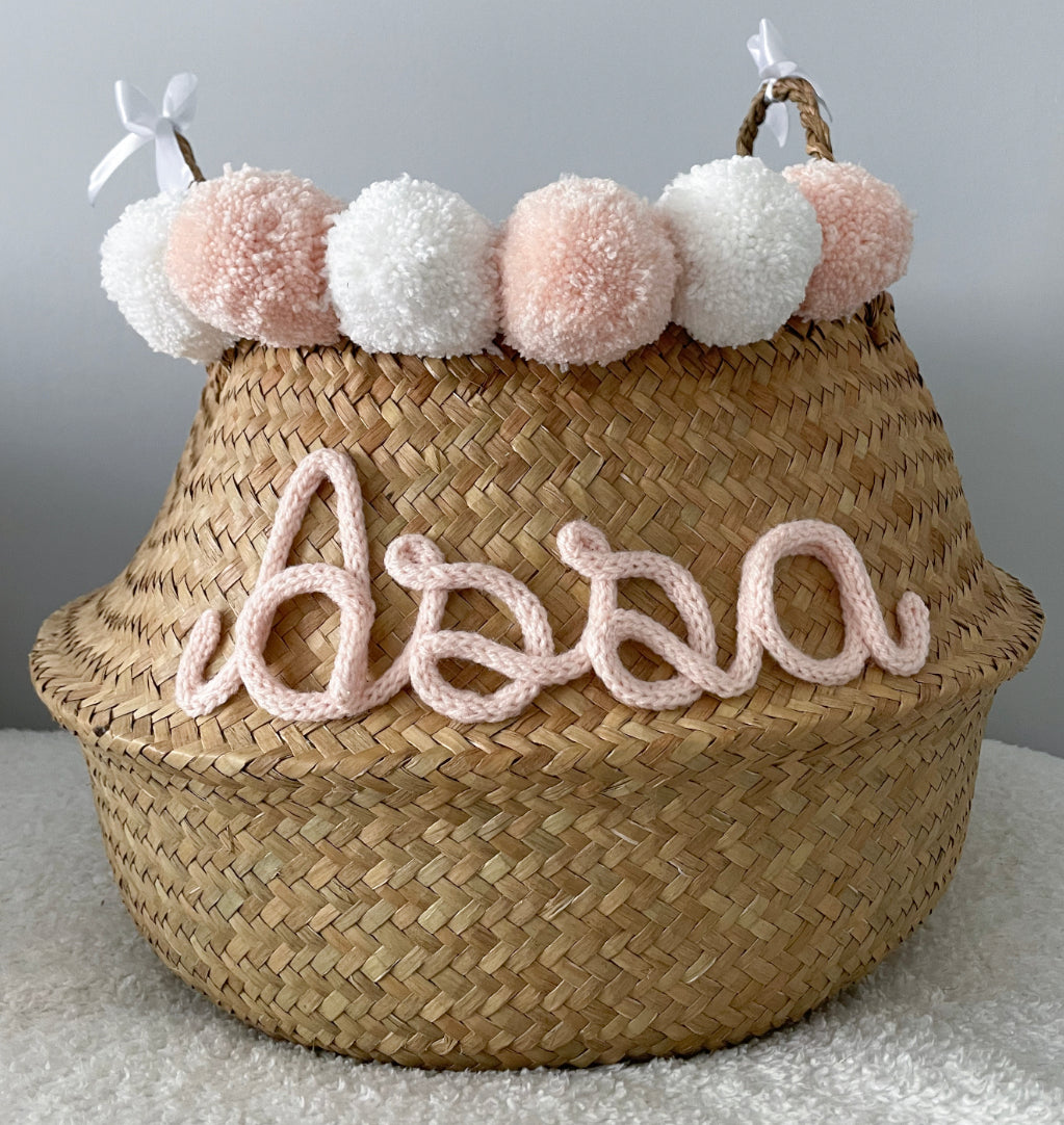 Panier en osier naturel prénom rose clair et blanc