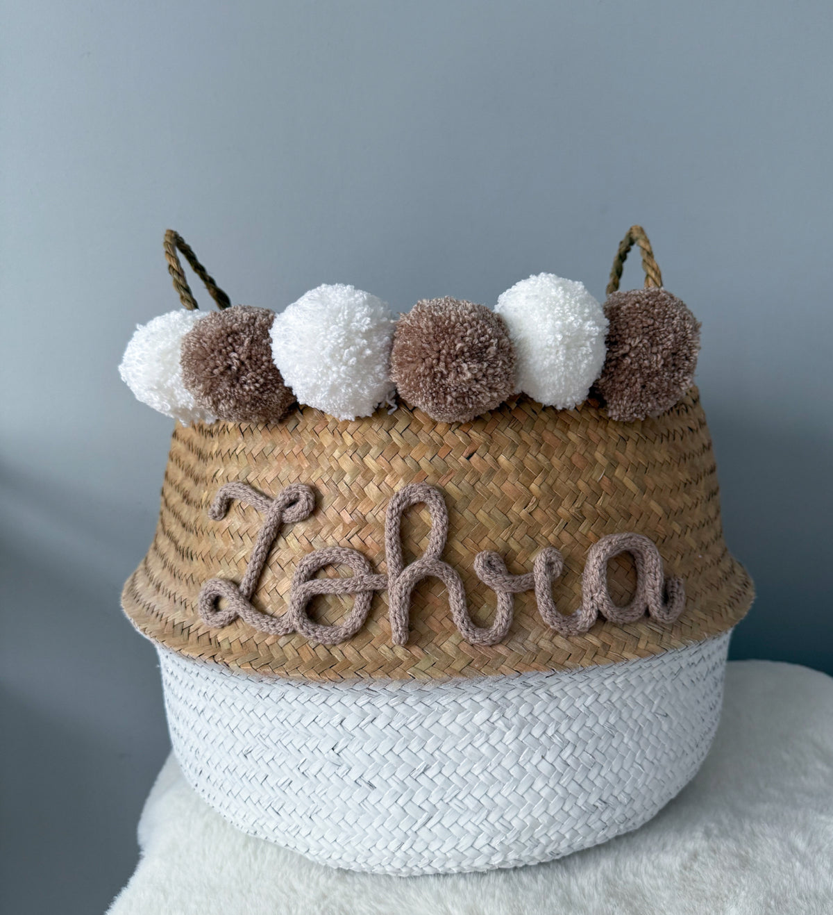 Panier en osier prénom taupe et blanc