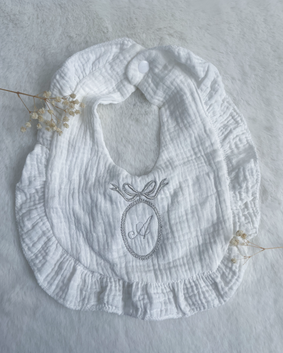 Bavoir froufrou avec médaillon et initiale brodée