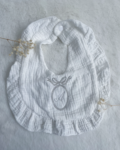 Bavoir froufrou avec médaillon et initiale brodée