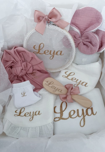 Coffret naissance personnalisé girly rose et blanc