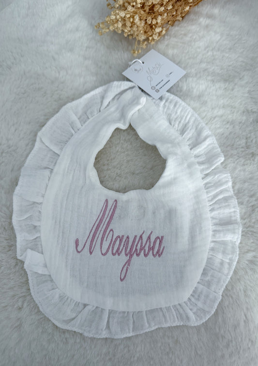Bavoir froufrou en gaze de coton blanc avec prénom brodé
