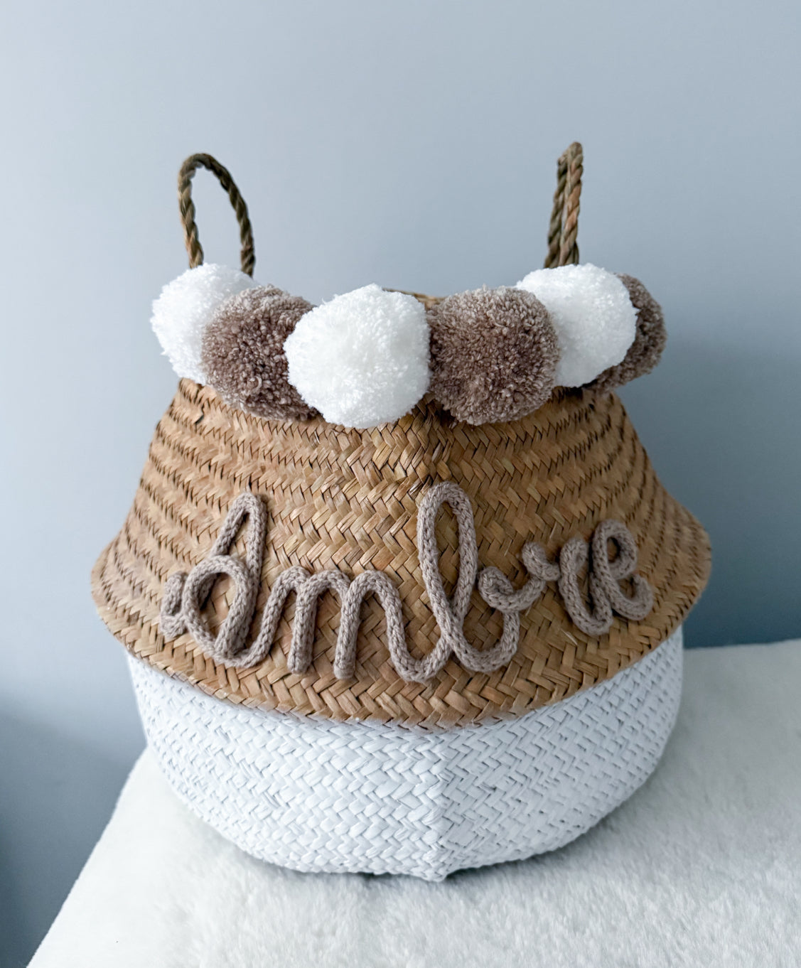 Panier en osier prénom taupe et blanc