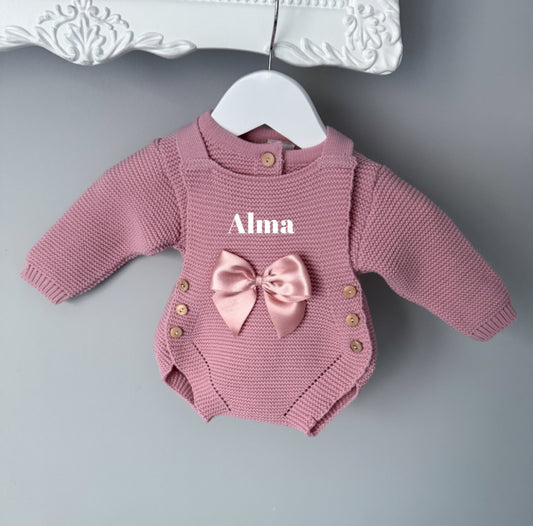 Barboteuse et gilet en maille rose ruban satin rose brodé