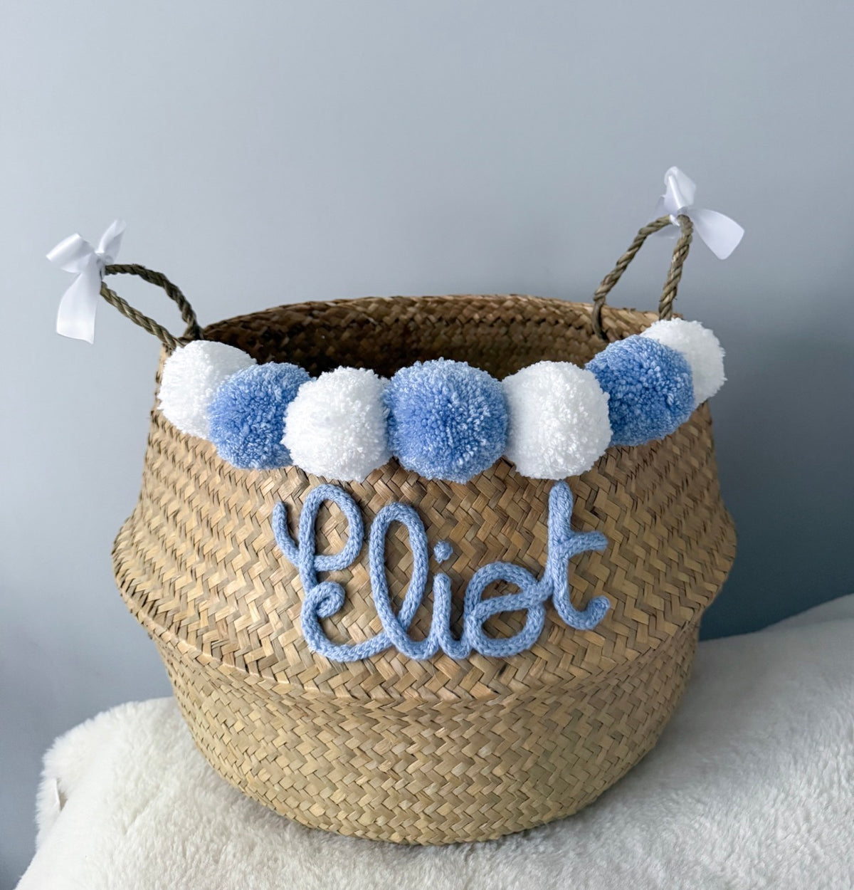 Panier en osier naturel prénom bleu et blanc