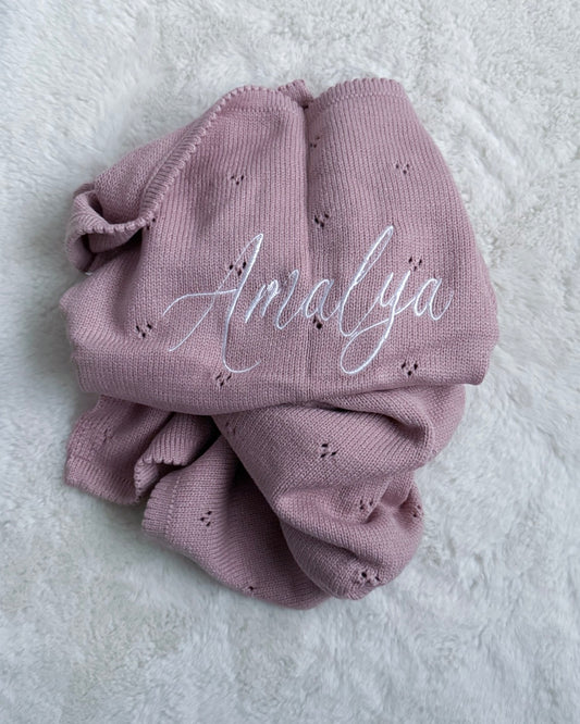 Couverture brodée en maille tricot rose
