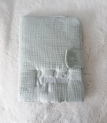 Protège carnet de santé gaze de coton vert brodé
