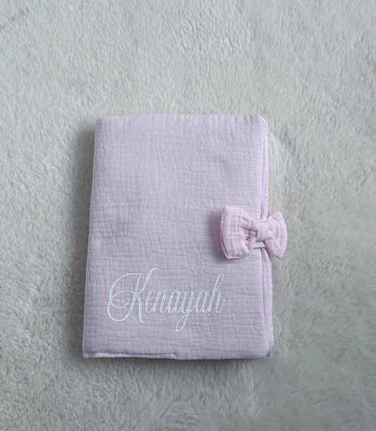 Protège carnet de santé gaze de coton et ruban rose clair floqué