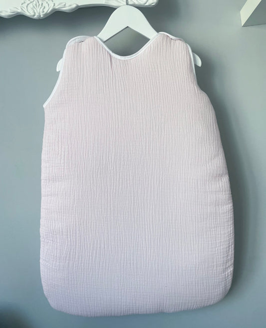 Gigoteuse en gaze de coton rose clair à personnaliser avec le prénom brodé