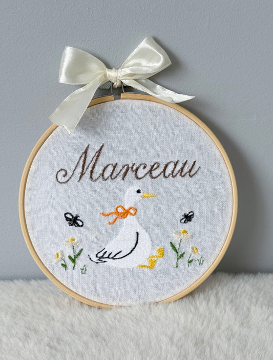 Tambourin en bois brodé personnalisé avec oie et prénom brodé