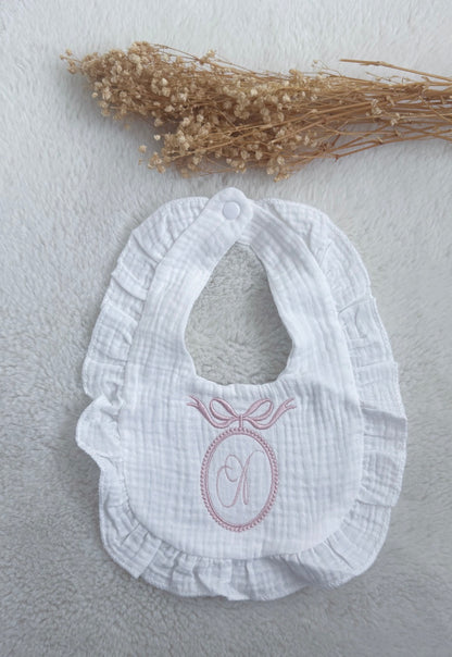 Bavoir froufrou avec médaillon et initiale brodée
