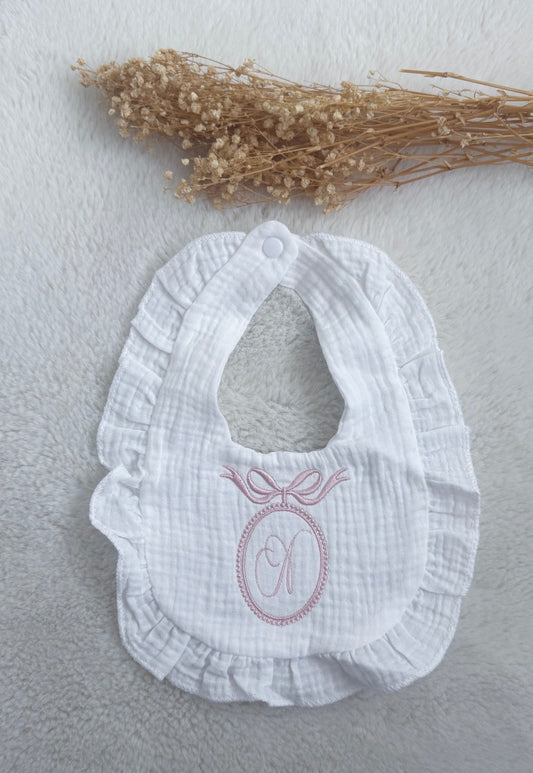Bavoir froufrou avec médaillon et initiale brodée