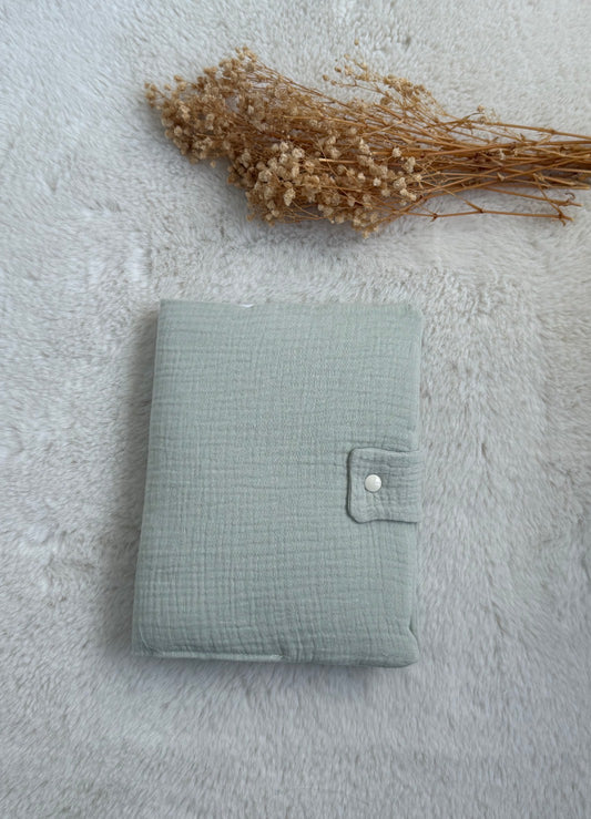 Protège carnet de santé gaze de coton vert brodé