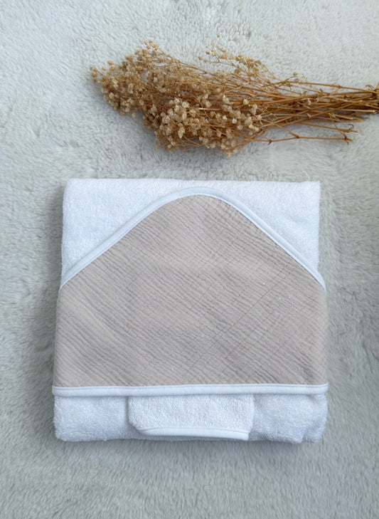 Cape de bain bébé en gaze de coton beige prénom brodé