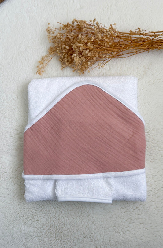 Cape de bain bébé en gaze de coton rose prénom brodé