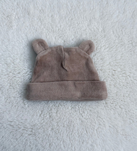 Bonnet velours bébé taupe avec petites oreilles d’ourson personnalisé broderie