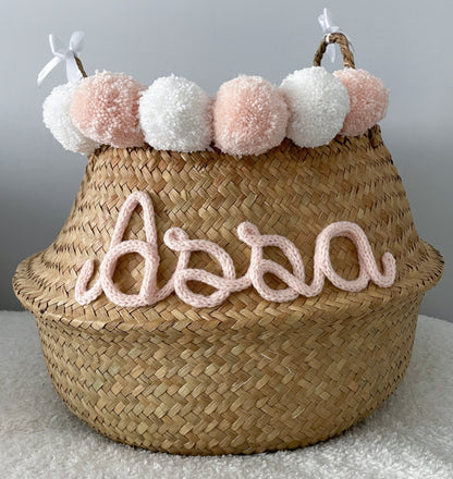 Panier en osier naturel prénom rose clair et blanc