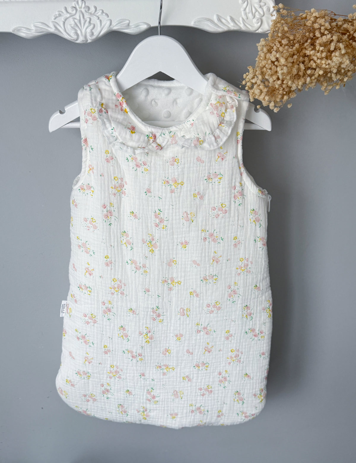 Gigoteuse en gaze de coton blanche fleurie à personnaliser avec le prénom brodé