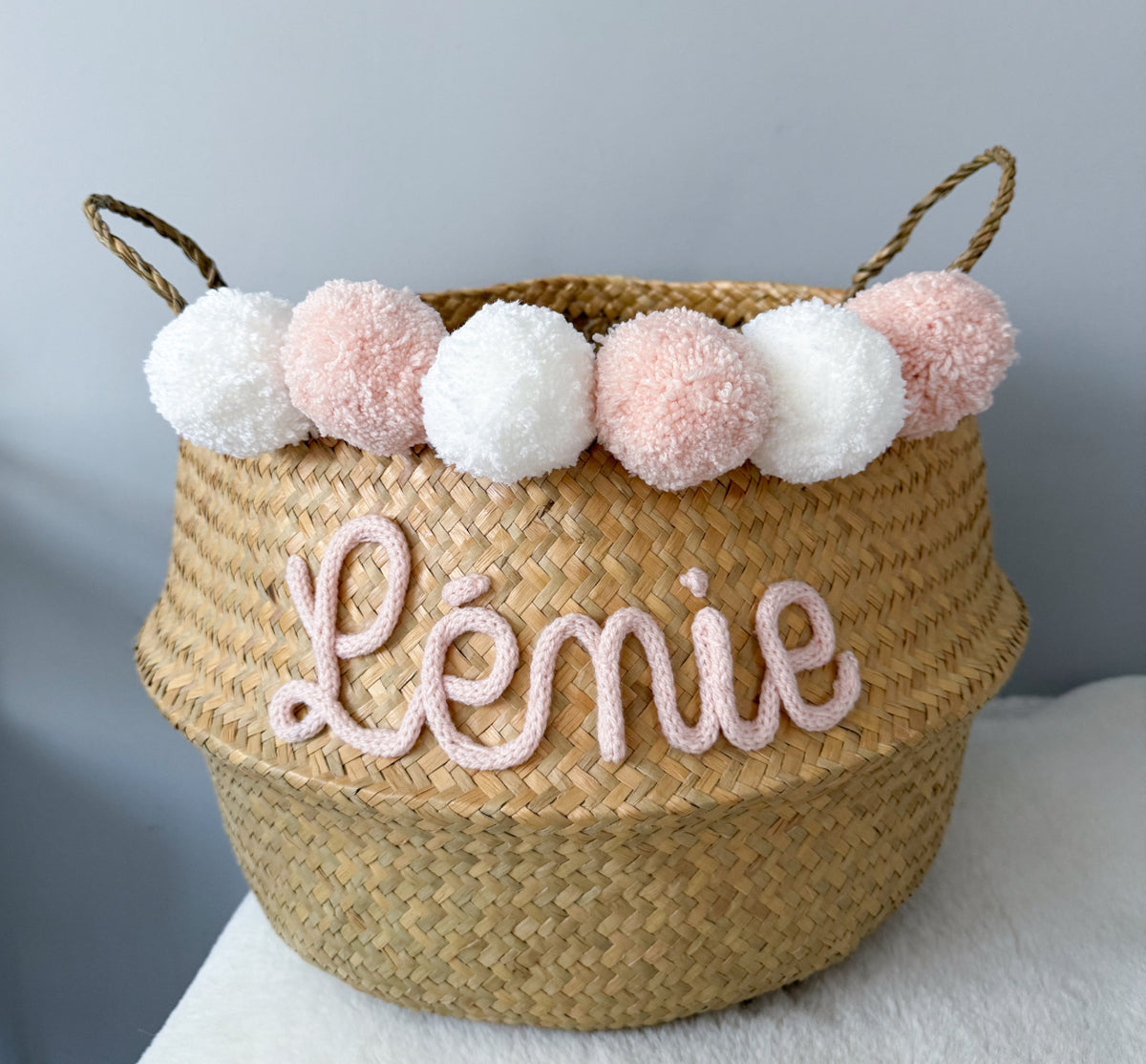 Panier en osier naturel prénom rose clair et blanc