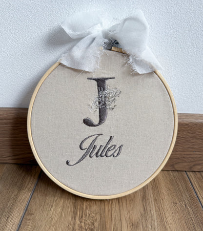 Tambourin en bois initiale brodé
