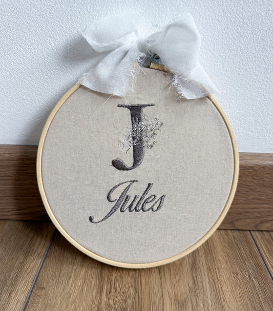 Tambourin en bois initiale brodé