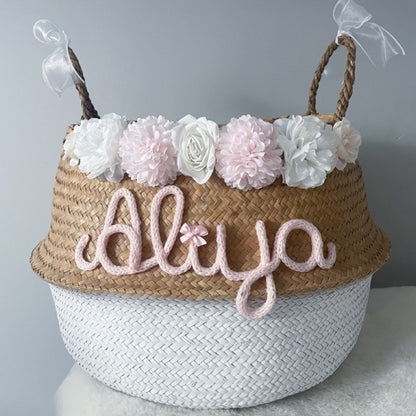 Panier en osier fleurs claires